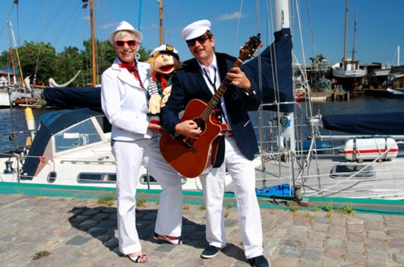 Maritimes Showprogramm mit Jo & Josephine Maritime Show von Jo & Josephine vor Yachthafenkulisse
