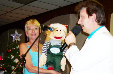 Weihnachtsshow des Gesangsduos Jo & Josephine mit sprechender Puppe Mäxchen