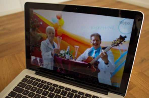 Skype -Auftritt des Gesangspaars Jo & Josephine Bild auf Laptop während des Skype-Auftritts von Jo & Josephine