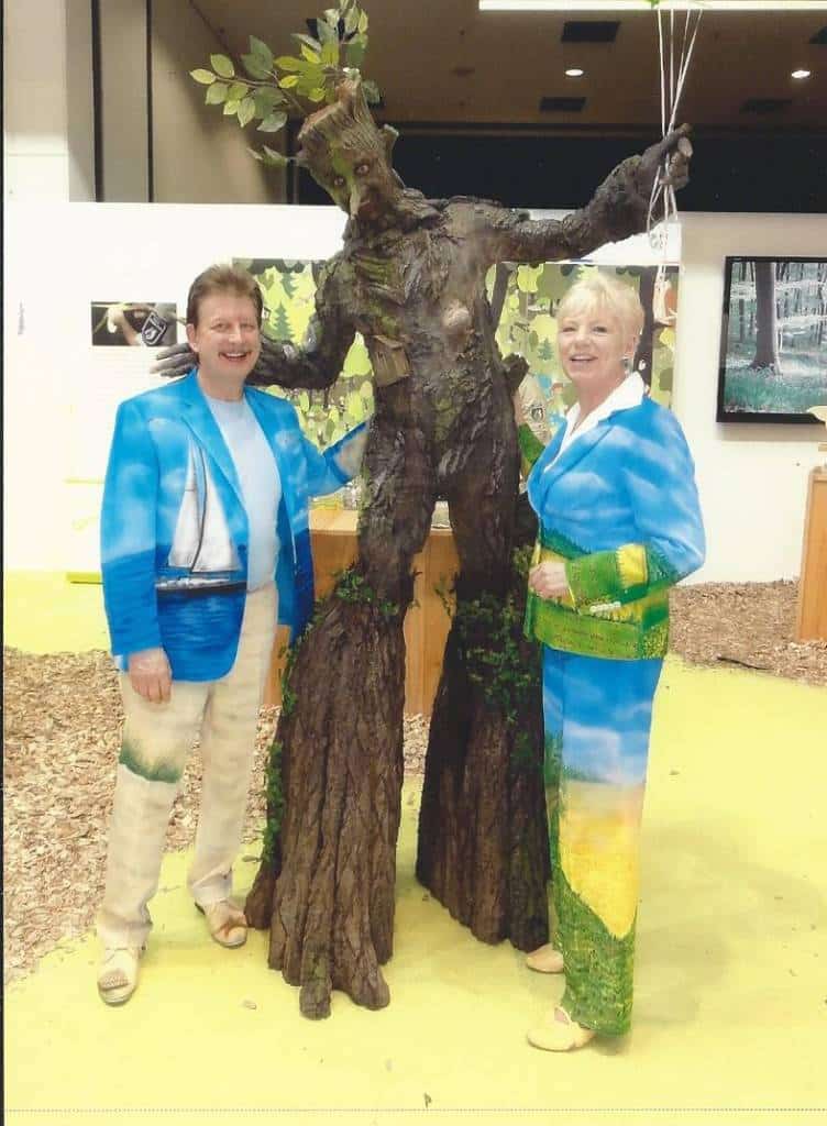 Sänger und Entertainer Jo & Josephine beim Rundgang auf der Grünen Woche in Berlin mit lebendem Baum