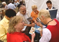 Josephine während der Autogrammstunde zur Hanse Sail in Rostock