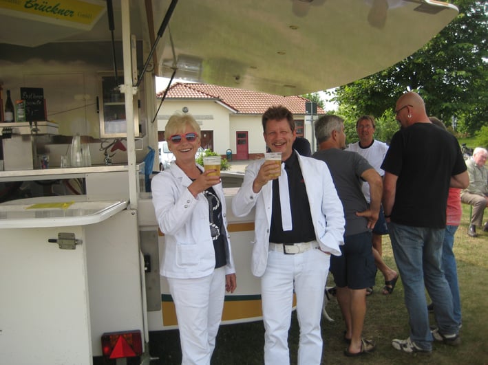 Schlagerduo Jo & Josephine am Getränkewagen nach Auftritt zum Frühschoppen in Buddenhagen