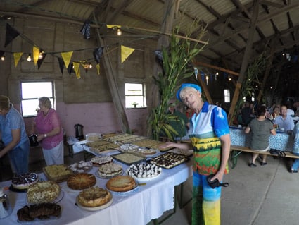 Josephine beim Dorf- und Erntefest mit Kuchen in Meesiger