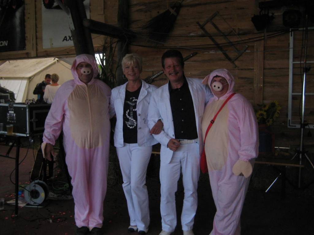 Gesangsduo Jo & Josephine nach dem Auftritt beim Dorffest mit Schweinchen