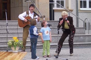 Gesangsduo Jo & Josephine mit Kindern auf dem Marktplatz in Anklam