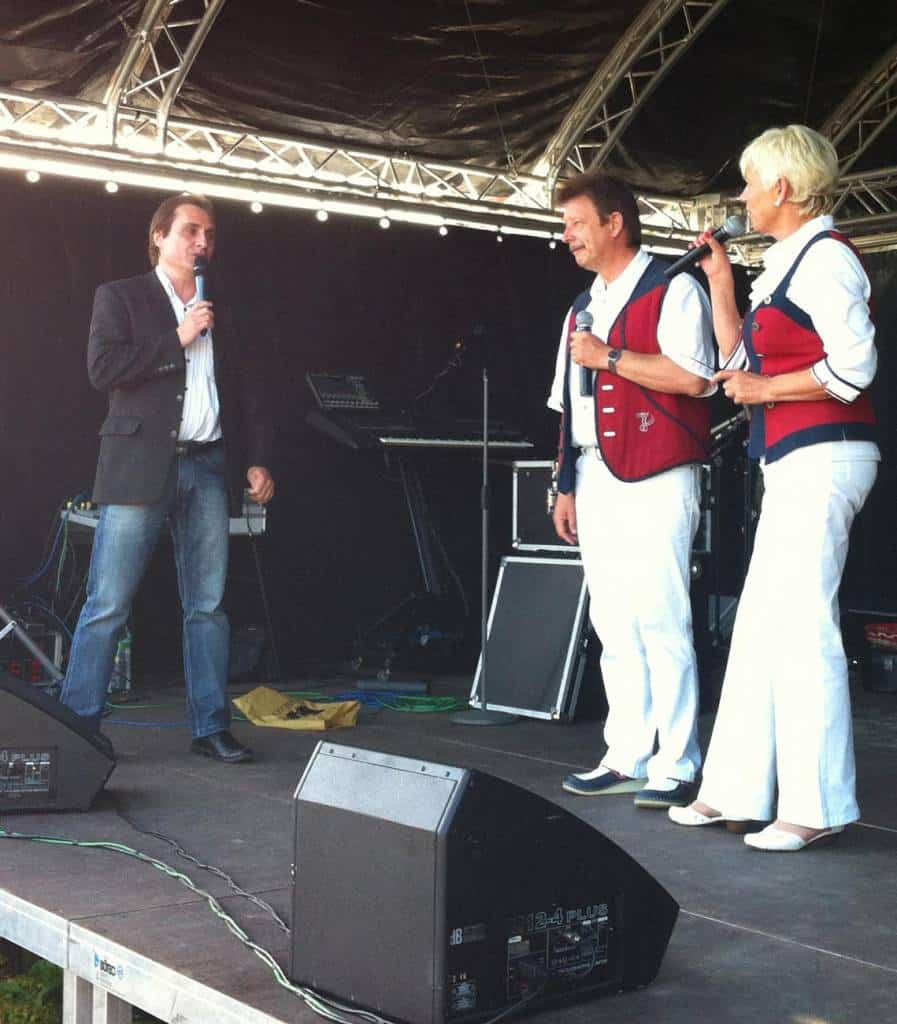 Gesangsduo Jo & Josephine mit Moderator auf der Bühne in Seedorf