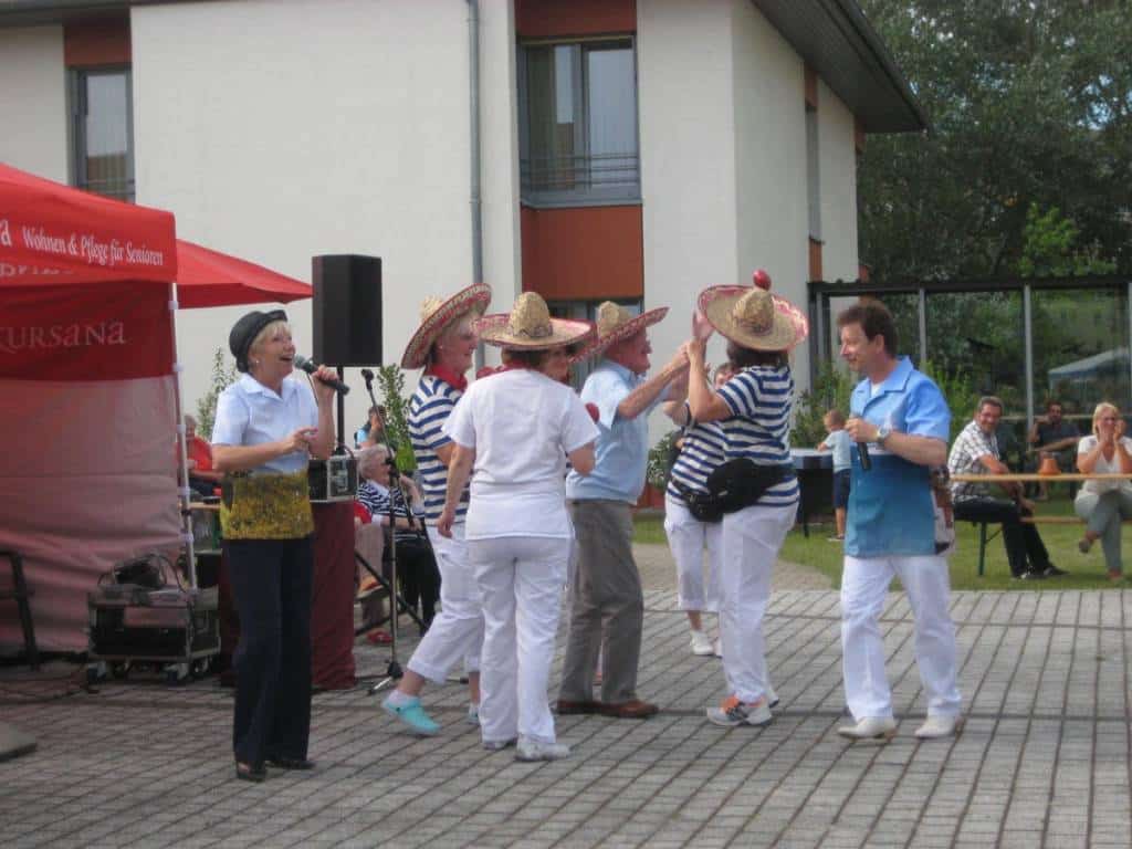 Samba tanzen mit Hüten -Show von Jo & Josephine im Altenheim in Greifswald