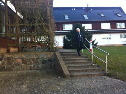 Josephine vor dem Auftritt am Hotel in Ichlim