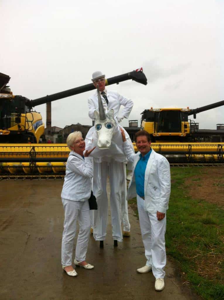 Gesangsduo Jo & Josephine mit Einhorn outside während der Firmenfeier in Lindenberg