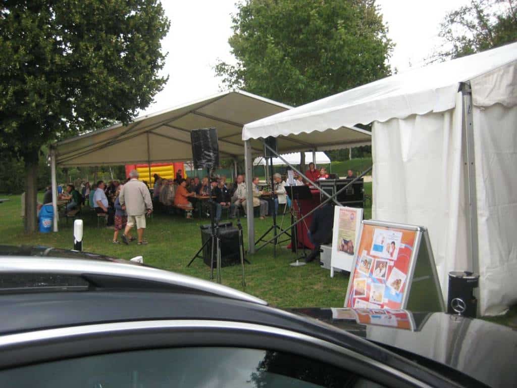 Ankunft des Gesangsduos Jo & Josephine zum Dorffest in Briesen - Brandenburg