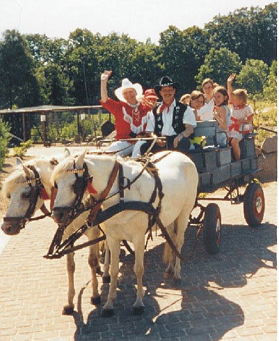 Jo & josephine auf Pferdewagen mit Kindern