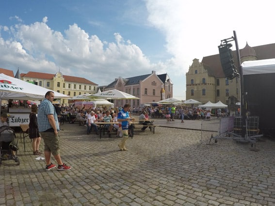 Jo holt Getränke bei Gänsemarkttagen in Bützow