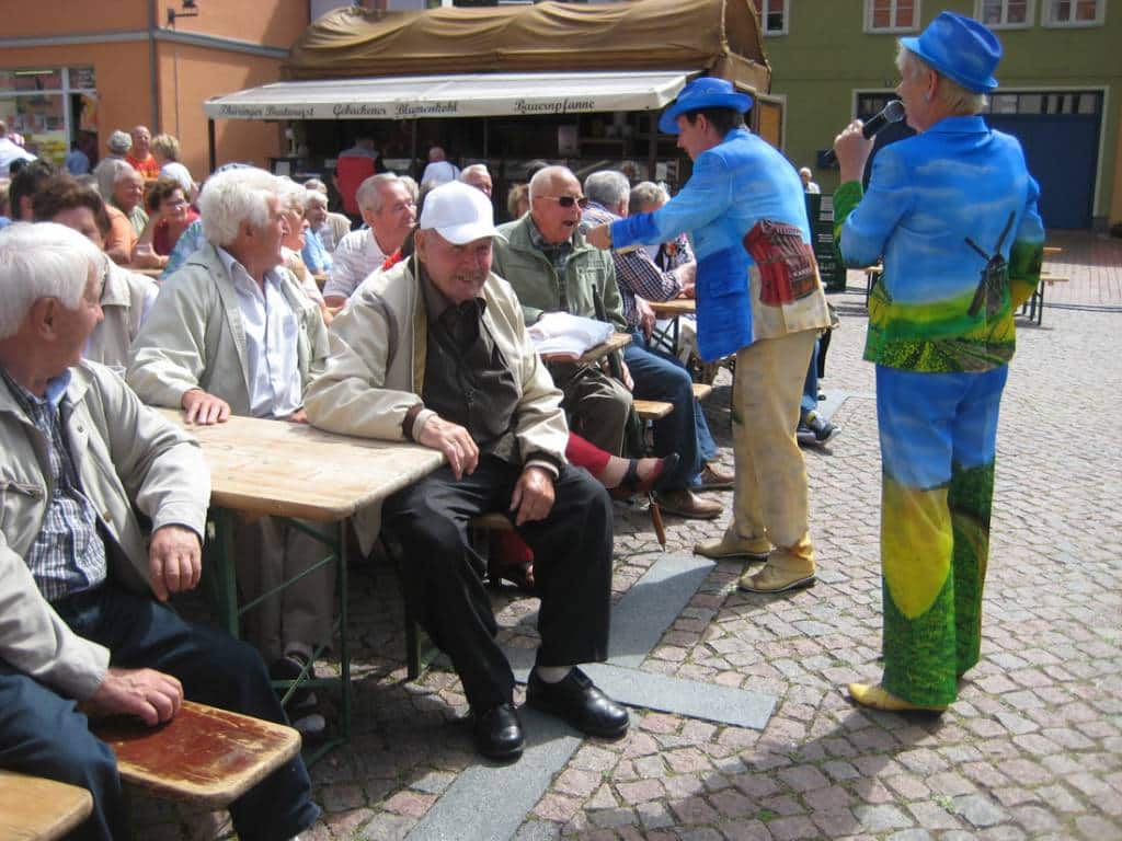 Sänger und Entertainer Jo & Josephine in Aktion mit Publikum beim Seefest