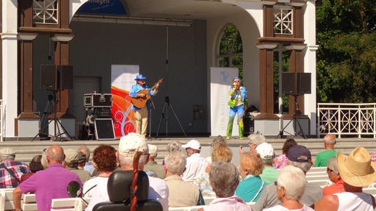 Schlagerduo Jo & josephine auf der Bühne in Boltenhagen
