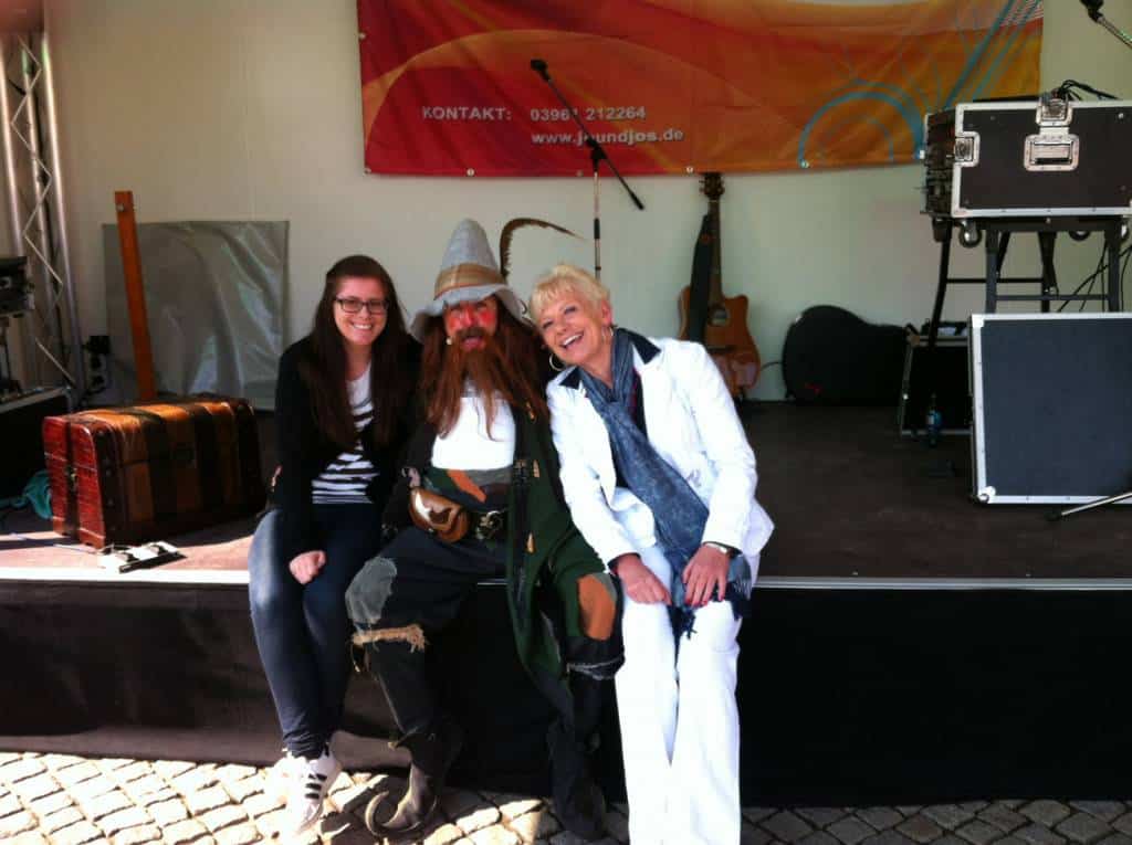 Josephine mit Räuber und Fan auf dem Ostermarkt in Greifswald