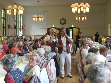 Gesangsduo Jo & Josephine im Saal beim Frühlingsfest in Stendal