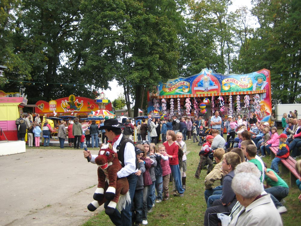 Kinder bei der Polonaise während des Letzten Auftritts mit Kinderprogramm von Jo & Josephine