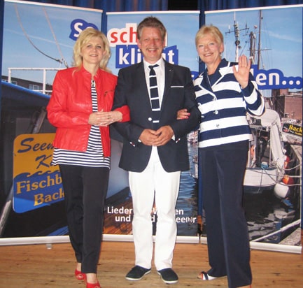Jo & Josephine mit Uta Carina auf der Bühne in Kellenhusen mit maritimem Programm