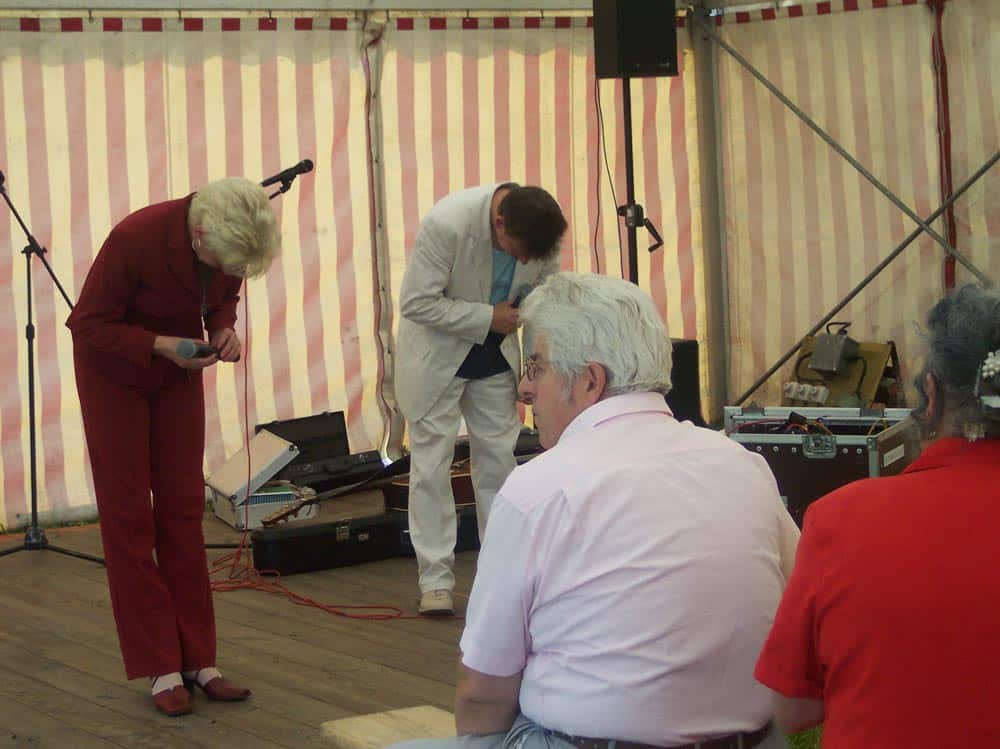 Jo & Josephine mit Verbeugung vor dem Publikum in Putzar zum Dorffest