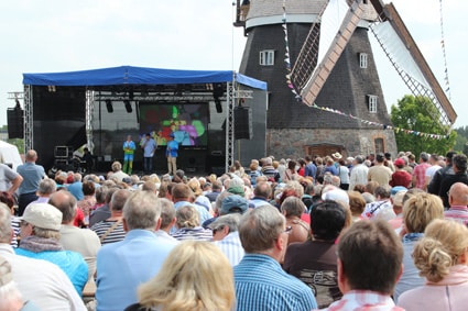 Jo & Josephine auf der Bühne beim Mühlenfest in Woldegk