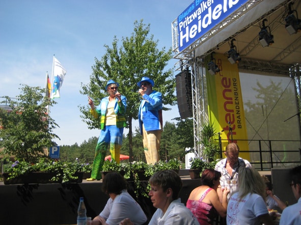 Sänger und Entertainer Jo & Josephine auf der Antenne Brandenburg-Bühne zu den Pritzwalker Heidelbeertagen