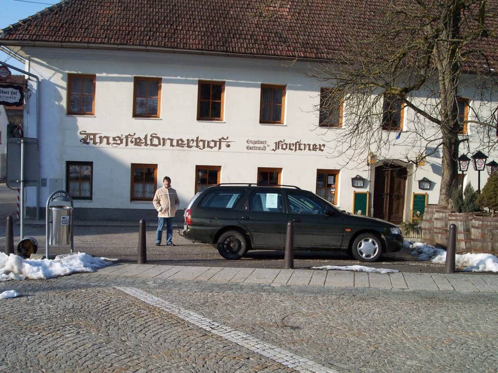 Jo vor Gasthof während der Veranstaltung in Österreich