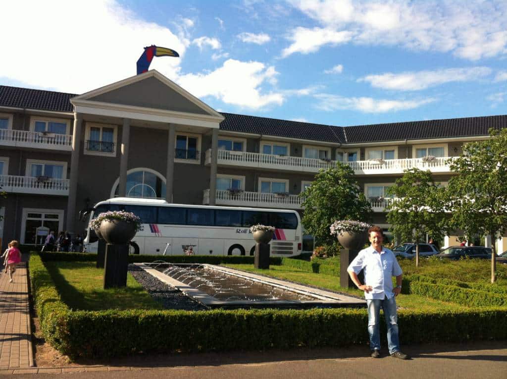 Jo vor dem Hotel Van der Valk und vor der Veranstaltung mit Seniorenreisen