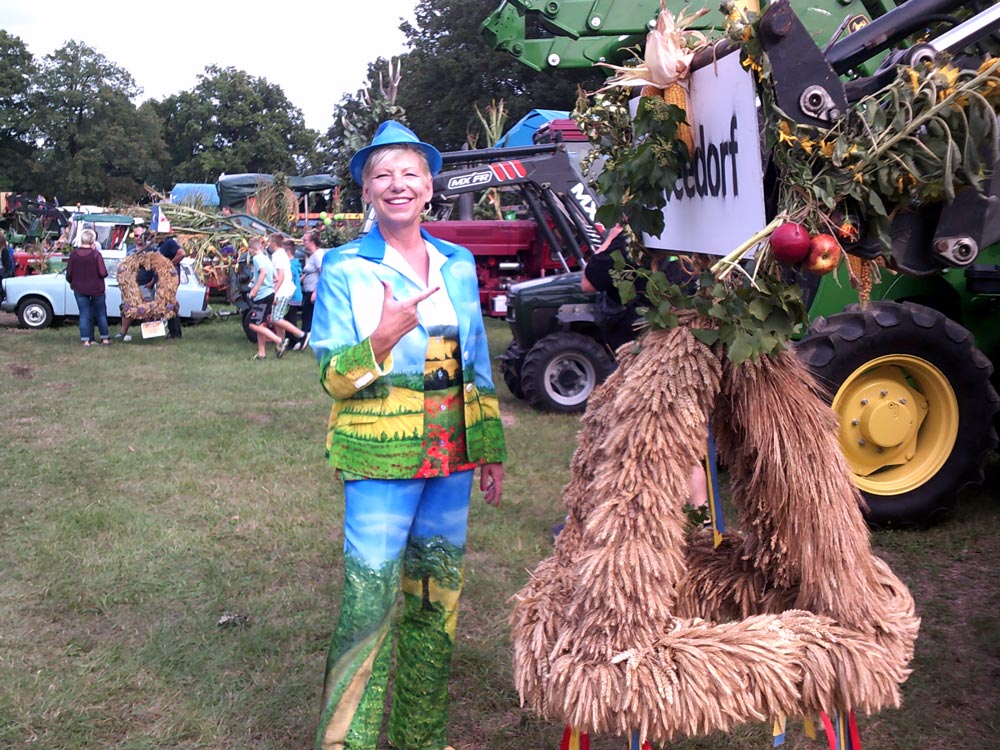 Josephine vor Traktoren beim Erntedankfest in Nostorf