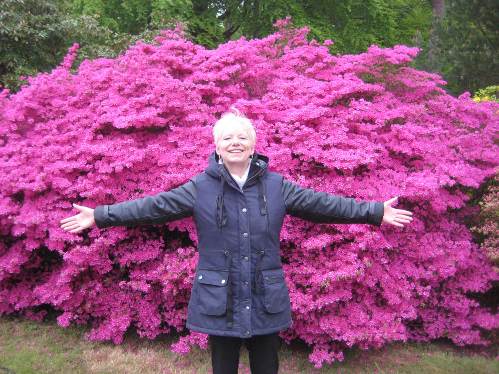 Josephine vor Rhododendron auf rhododendronfest in Graal-Müritz