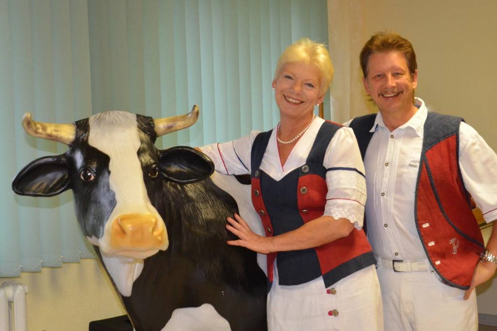 Jo & Josephine mit Kuh auf der Bühne zum Jubiläum der Volkssolidarität