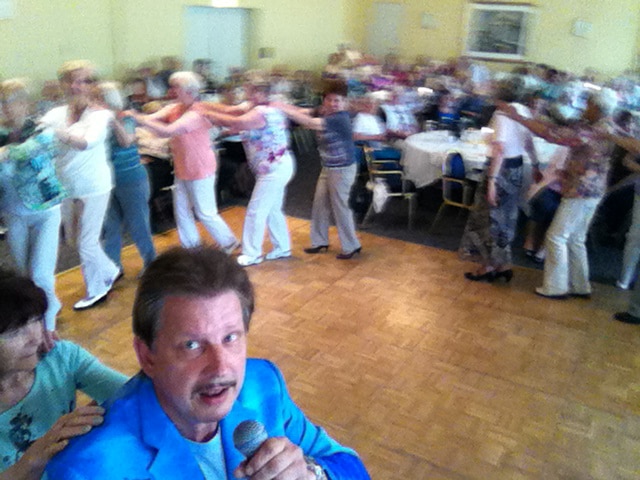 Jo & Josephine führen die Polonaise bei der Seniorenfeier an