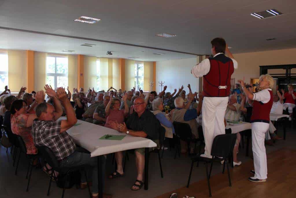 Jo auf einem Stuhl - Stimmung beim Dorffest mit Volksmusikduo Jo und Josephine