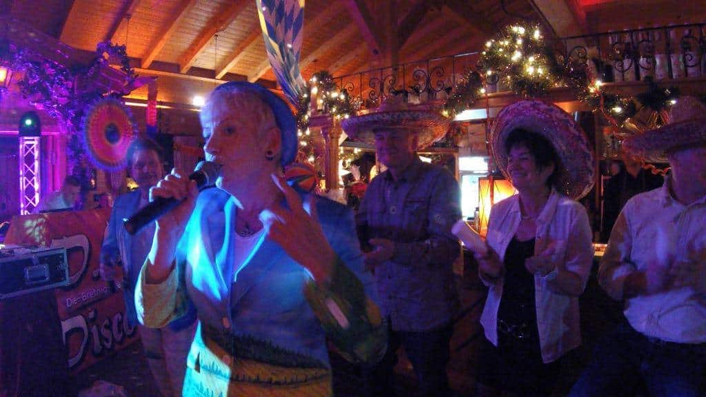 Sänger und Entertainer Jo & Josephine bei der Silvesterfeier in Senftenberg (Brandenburg)