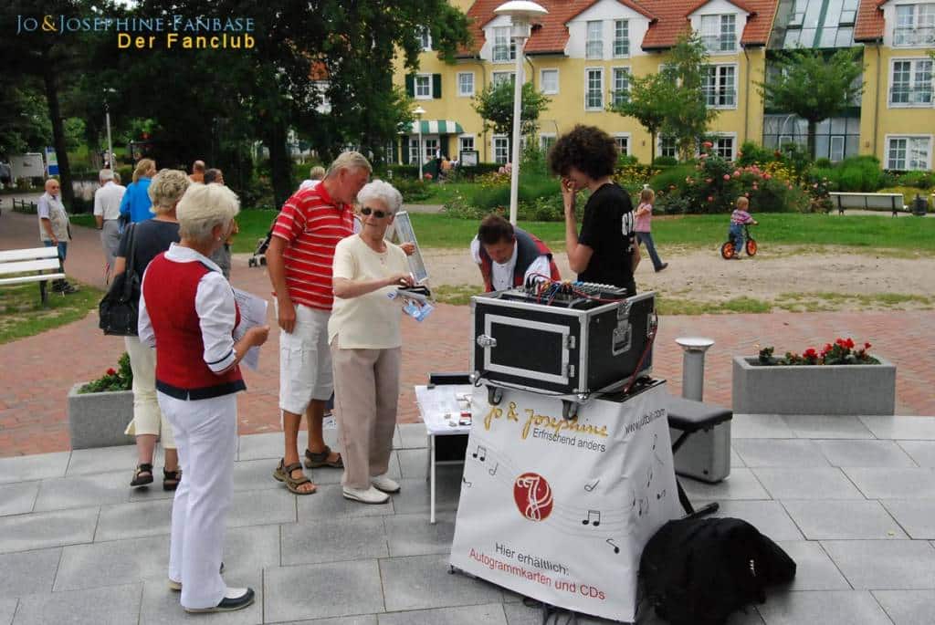 Sänger und Entertainer Jo & Josephine in Baabe auf Rügen bei der Autogrammstunde