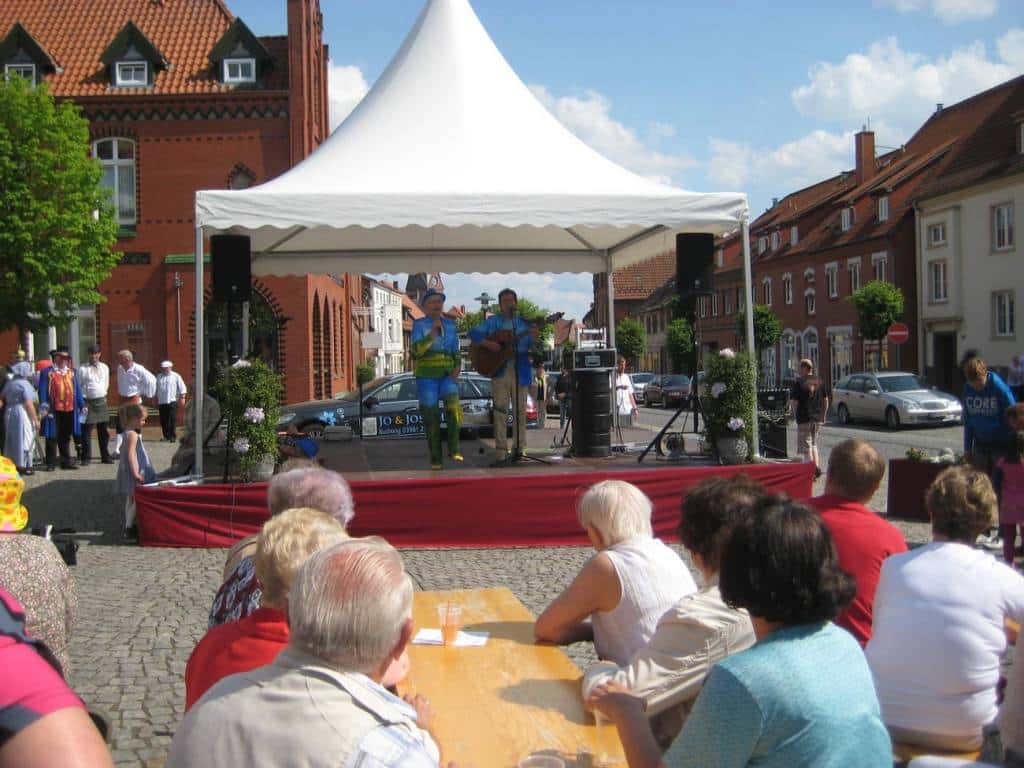 Sänger und Entertainer Jo & Josephine auf der Bühne beim Brunnenfest in Hagenow