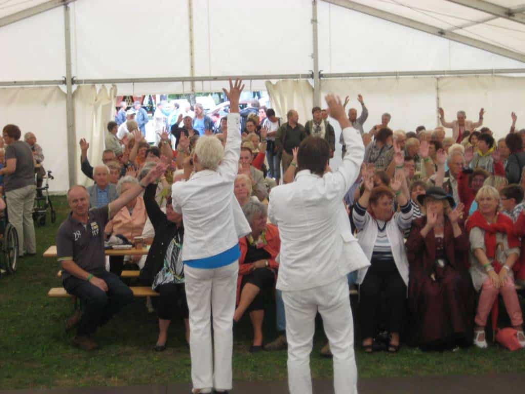 Sänger und Entertainer Jo & Josephine animieren das Publikum zum Dorffest in Rossow