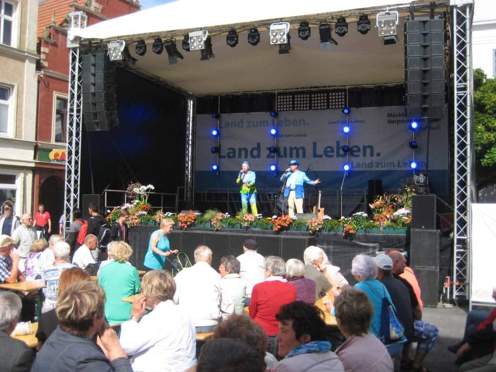 MV-Tag in Güstrow mit den Sängern und Entertainer Jo und Josephine