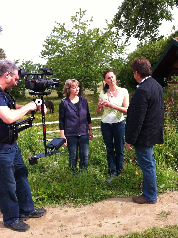Jo & Josephine als TV-Produzenten in Groß Kordshagen beim Interview
