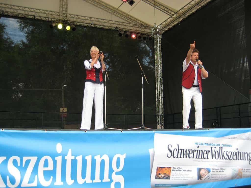 BUGA-Auftritt in Schwerin mit Volksmusikduo Jo & Josephine auf der Bühne