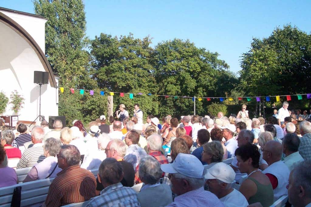 zahlreiches Publikum beim auftritt von Jo & Josephine zum Zinnowitzer Seebrückenfest