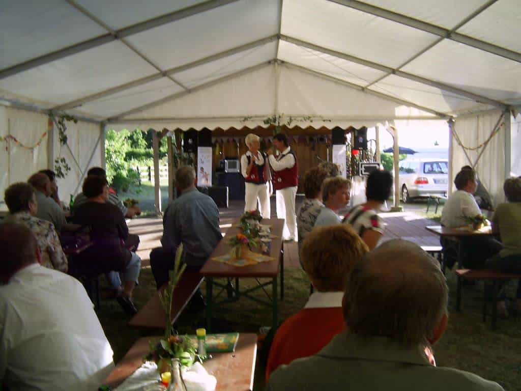 Volksmusikduo Jo & Josephine zum Dorffest in Ramelow im Zelt vor Gästen
