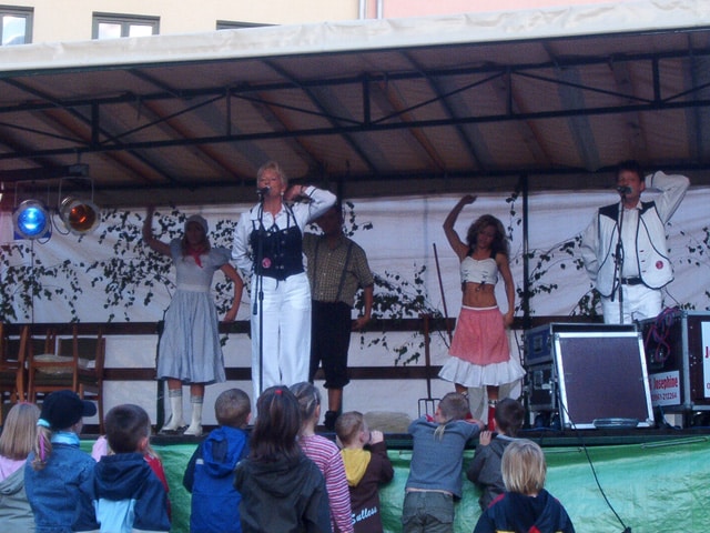 Volksmusikduo Jo & Josephine in Wesenberg zum Statdfest auf der Bühne mit Tänzern
