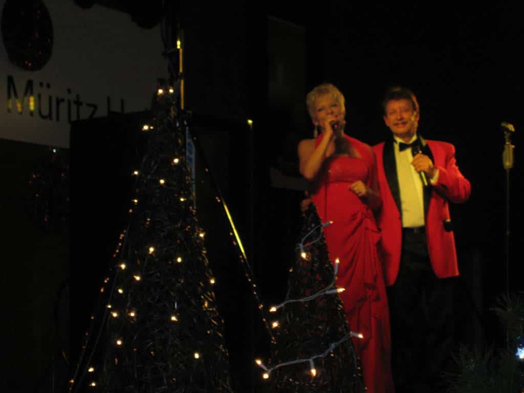 Weihnachtsgala mit norddeutschem Gesangsduo Jo & Josephine in Klink vor Weihanchtsbaum