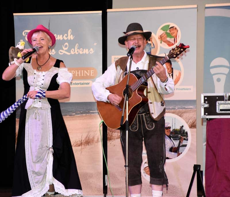 Oktoberfest in Gardelegen, Jo & Josehine im bayerischen outfit auf der Bühne